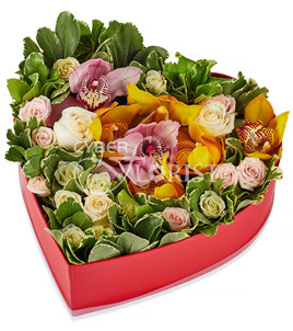 розы и орхидеи в коробке в форме сердца